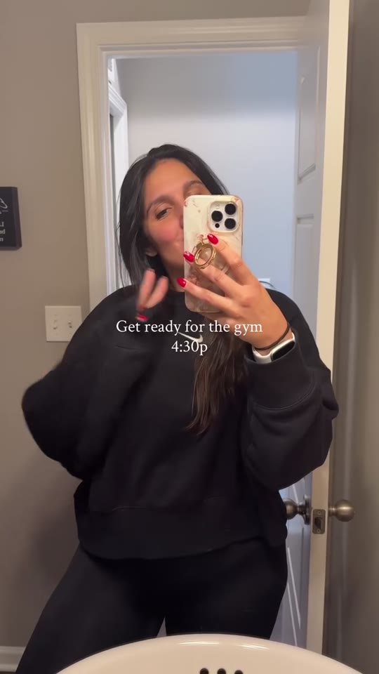 Meg taking a mirror selfie before the gym